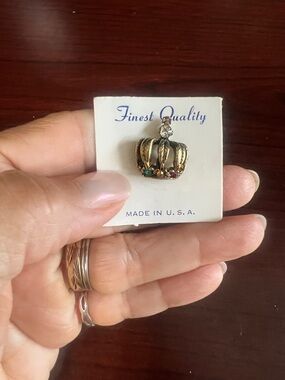 Vintage Gold-Tone Crown Brooch with Multicolor Stones excellent condition